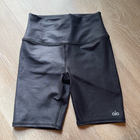 ALO Yoga Pants - 7" High-Waist Biker Short